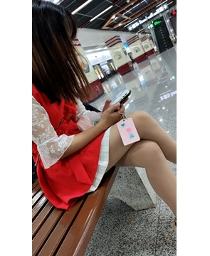 街拍红色短裙丝袜美眉 [1.04 GB/mp4]