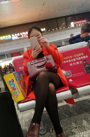 车站高跟鞋黑色丝袜极品长腿少妇