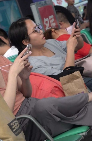 粉衣美足眼镜美女