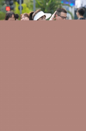 2367-1=63√街拍紧身五分裤 14P