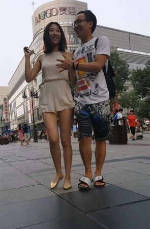 和男友逛街的长腿美眉打扮很清凉