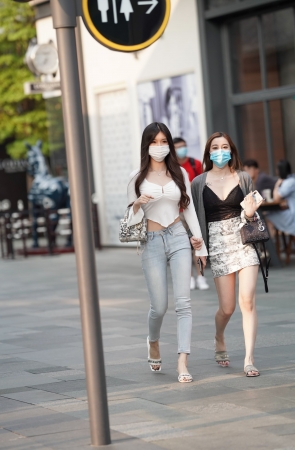 紧身牛仔裤白衣女孩 雍容雅步的气质