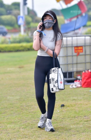 黑色紧身裤高挑美女