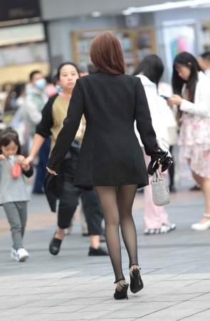 街拍黑丝高跟shaofu