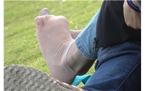 4k-紧身蓝牛黄鞋街拍丝袜美足