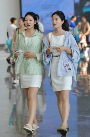 2495-22=69√双丝出海，拖鞋外穿闺蜜 14P