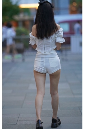 紧身热裤月牙美女(78P)[840M/JPG]