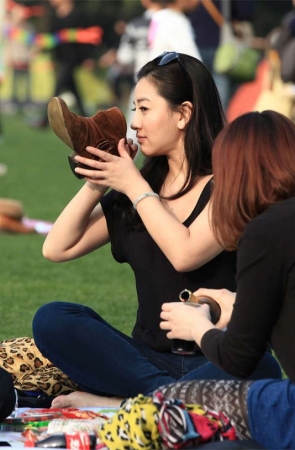 No140 美女闻靴臭不臭