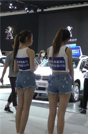 4k-街拍热裤丰满性感的两美女小姐姐