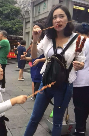 白衬衫紧身蓝牛美女路边撸串