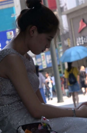 街边休息的新娘