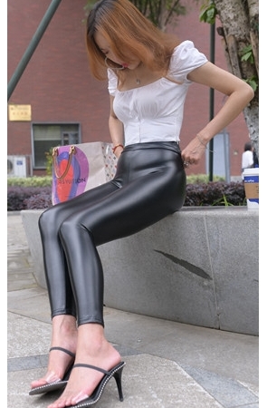 （视频）紧身黑皮裤妹子[9.28G/MP4]