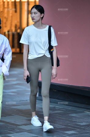 高挑苗条紧身裤美女