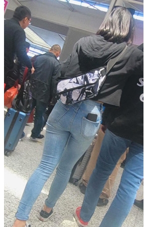 紧身蓝色牛仔裤小姐姐