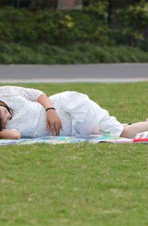 No1346 气质非凡的美妇在白裙长丝的衬托下宛如少女般清新