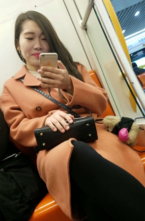 地铁拍摄风衣黑色丝袜OL少妇