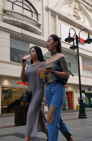 蓝色破洞牛仔裤时尚气质美女