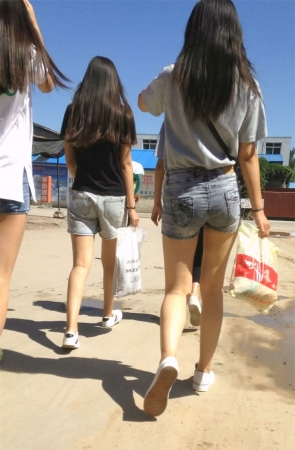 美腿热裤小清新学妹