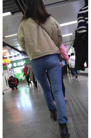 蓝色牛仔紧身裤妹子