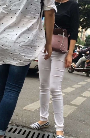 极品紧身白裤MM