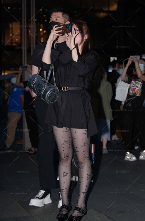 22521-7+65√黑丝微胖女友 14P