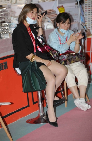 【街拍心灵】医美销 售顾问街拍肉丝高跟美腿哇塞