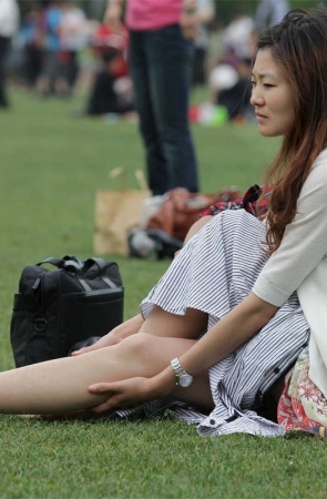 No929 年终大戏不能惜力：美女秀足，无挡超薄长丝倾情展示 二