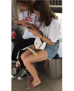 街拍青春漂亮无敌美女，腿玩年类型