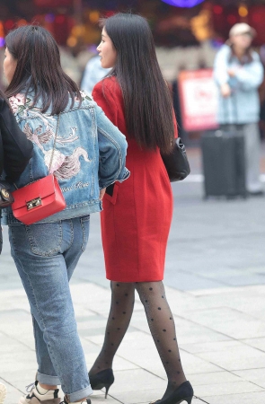 街拍黑丝高跟少妇-17P