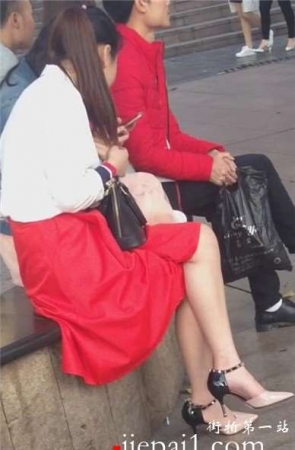 街拍极品甜美高跟美腿长裙美少妇。