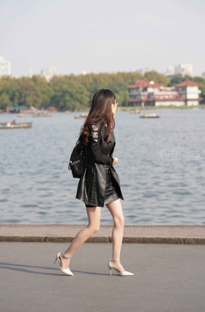 皮衣高跟鞋美女