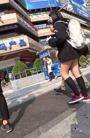 超短牛仔热裤裸腿黑色外套美女