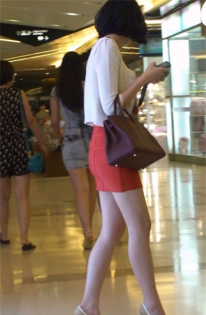 红色包臀短裙，超性感的美腿