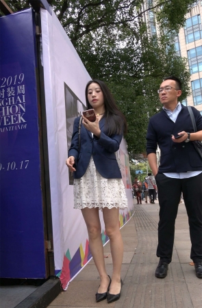 连衣裙街拍高跟美腿