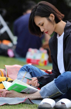 气质高颜值玉足女生