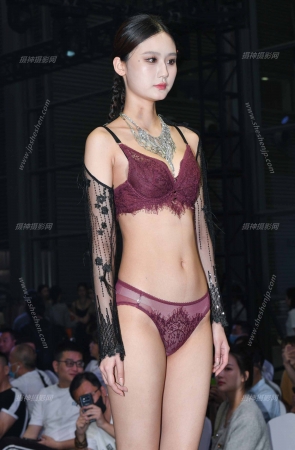 23419-25=28√性感的酒红色蕾丝内衣 18P