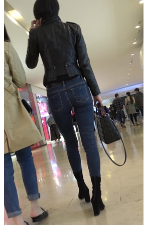 长腿牛仔裤短发妹子