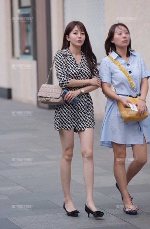 斑点连衣裙美女