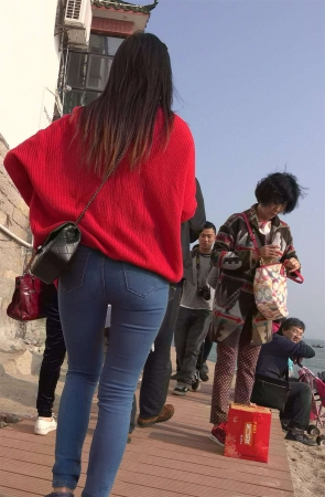 超紧蓝牛宽臀红色毛衣小清新街拍美女