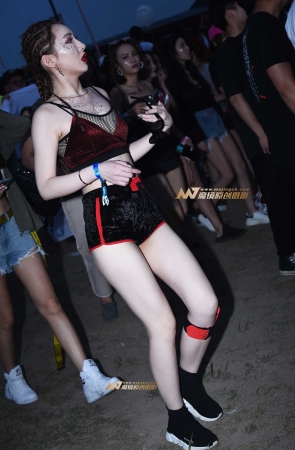 从唇色到服装搭配很棒