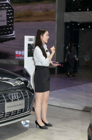 直播卖车的超薄R丝美女主播