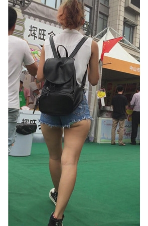 背着黑色双肩包的月牙妹子