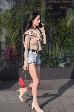 打电话的小姐姐