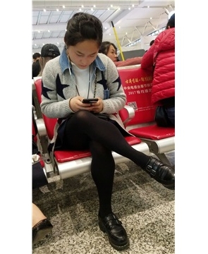 4k视频，候车室拍摄黑丝袜美腿美眉