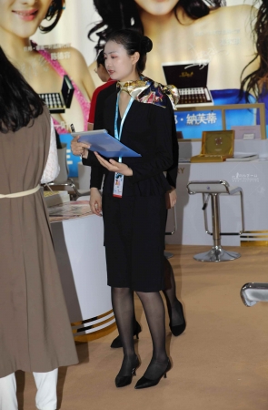 【街拍心灵】医美顾问黑丝制服街拍高跟