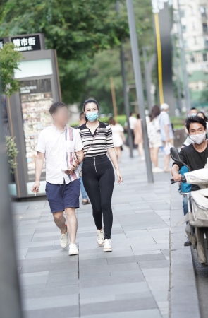 黑色紧身裤美女