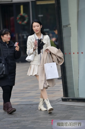 时尚美眉也是寒冬里的靓丽风景3A1787[401M]