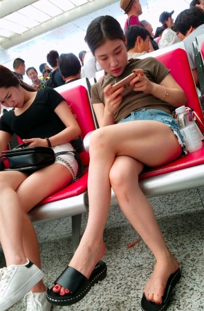 超短牛仔热裤白皙街拍美腿青春少女