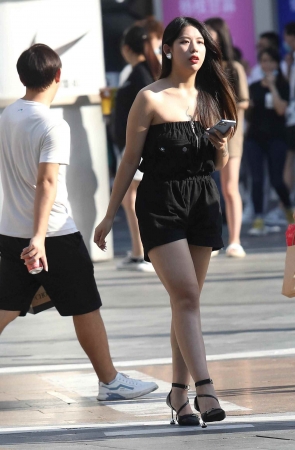 阳光下的街拍肉丝