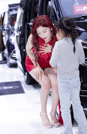 LB348-42P上海车展-唇红齿白的百万网红香菜ting微露春光